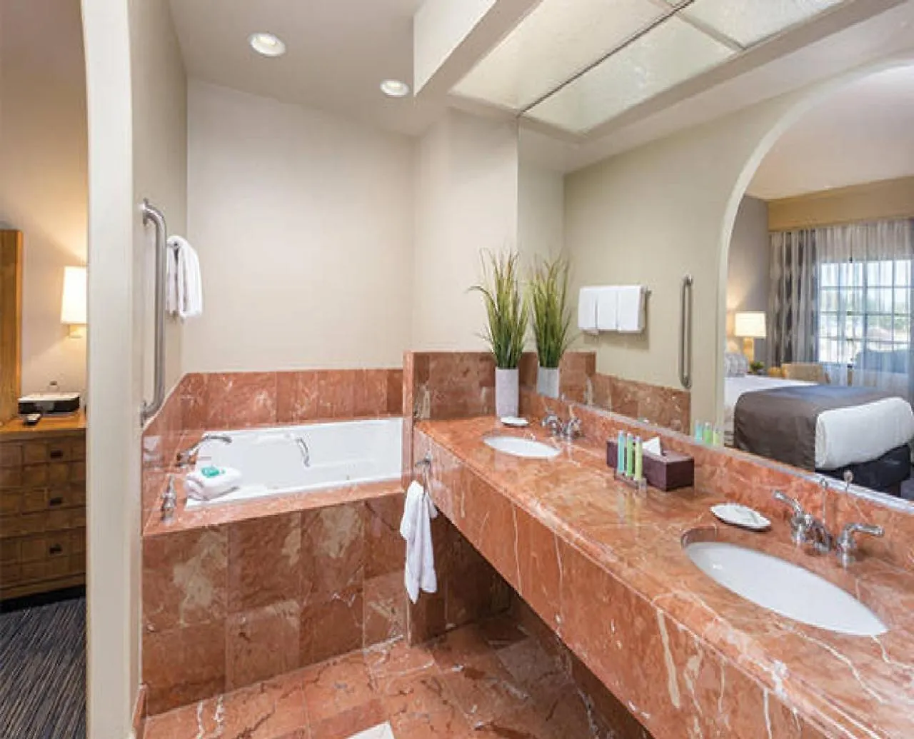 Beautiful Hotel In Legacy Golf Resort - 2Bd Sleeps Phoenix 0*,  ABD